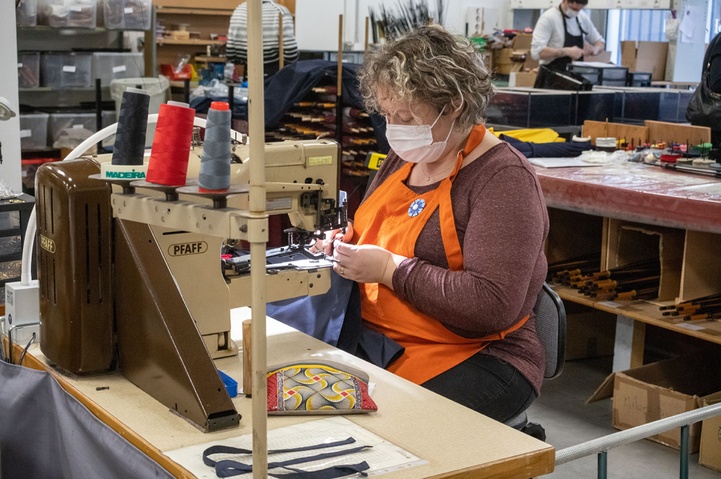 Les emplacements des baleines sont cousus au parapluie, ce qui garantit sa solidité.